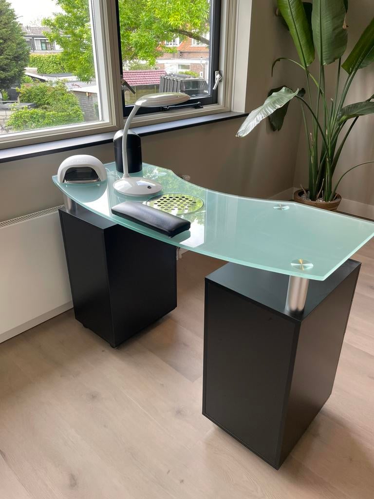 Professionele nageltafel met CND LEDlamp, afzuiging en lades, Ophalen, Zo goed als nieuw, Zwart, Handen en Nagels
