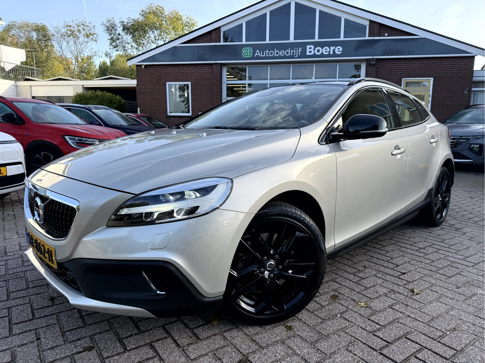 Volvo V40 Cross Country 1.5 T3 Nordic+ Luxury Panoramadak, 1, Auto's, Dealer onderhouden, 700 kg, Beige, Bedrijf