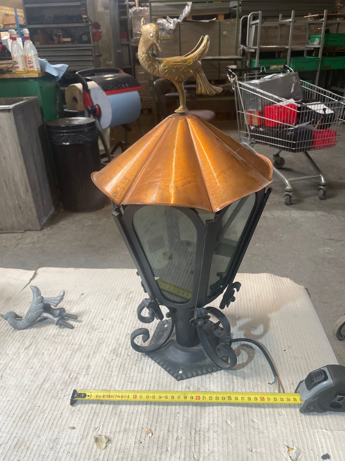 Nieuwe handgesmede lamp met koperen deksel en voet, Ophalen, Nieuw, Metaal, Bruin