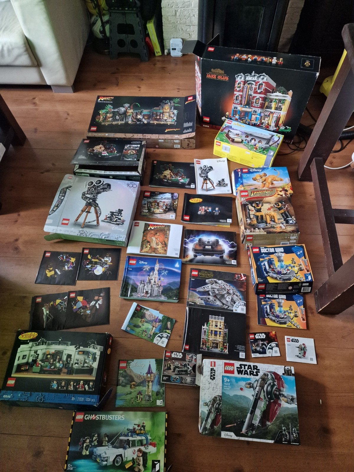 LEGE dozen en boekjes lego starwars seinfeld ghostbusters, Ophalen