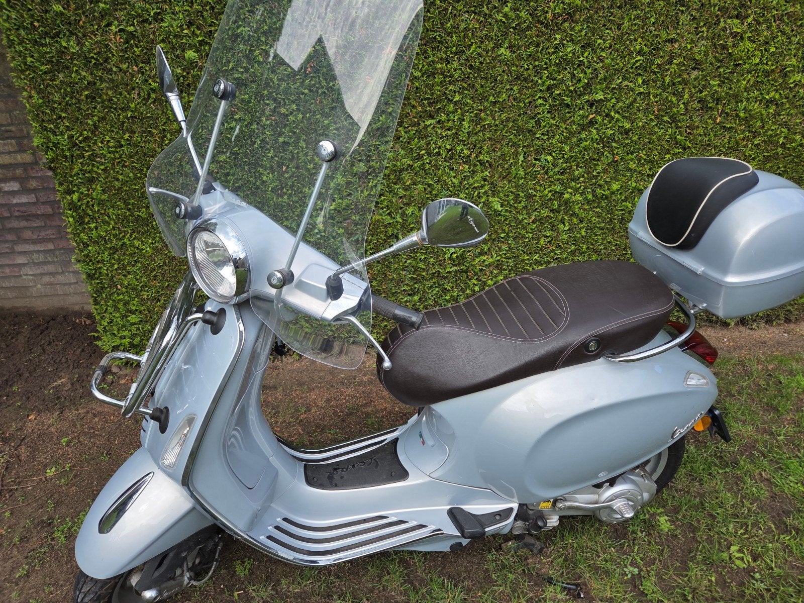 Vespa Piaggio met windscherm baggage voordrager voor en koff, Fietsen en Brommers, Ophalen, Zo goed als nieuw, Benzine, Piaggio