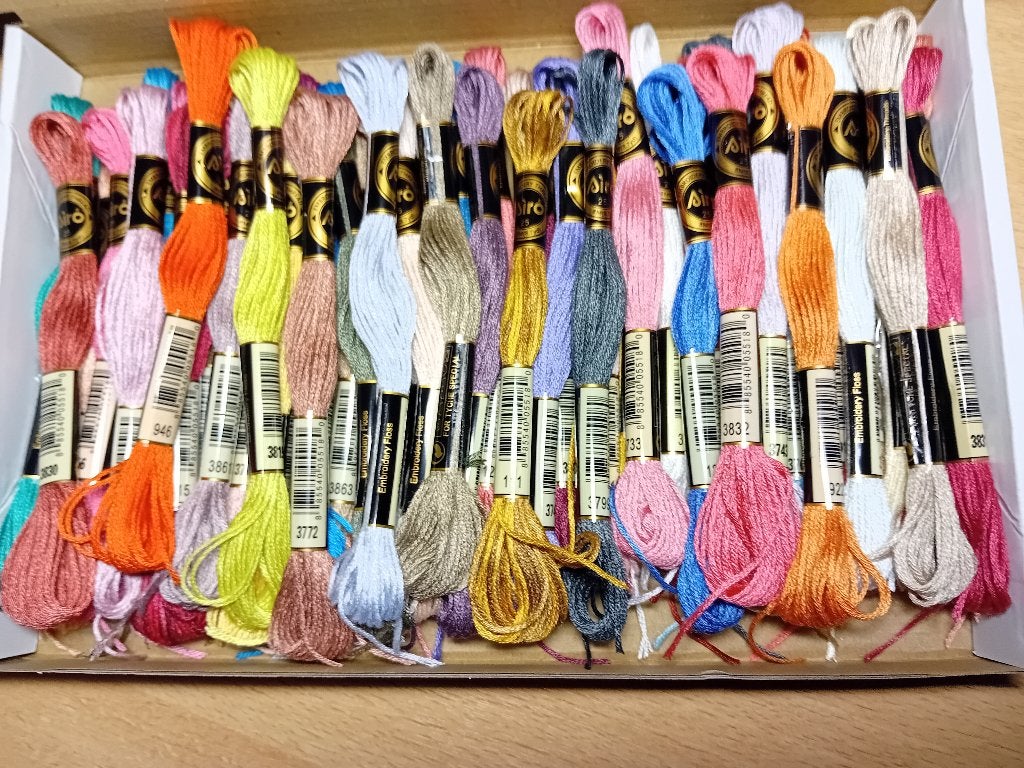 50 verschillende strengen borduurgaren (01)., Hobby en Vrije tijd, Borduren en Borduurmachines, Verzenden, Nieuw, Handborduren