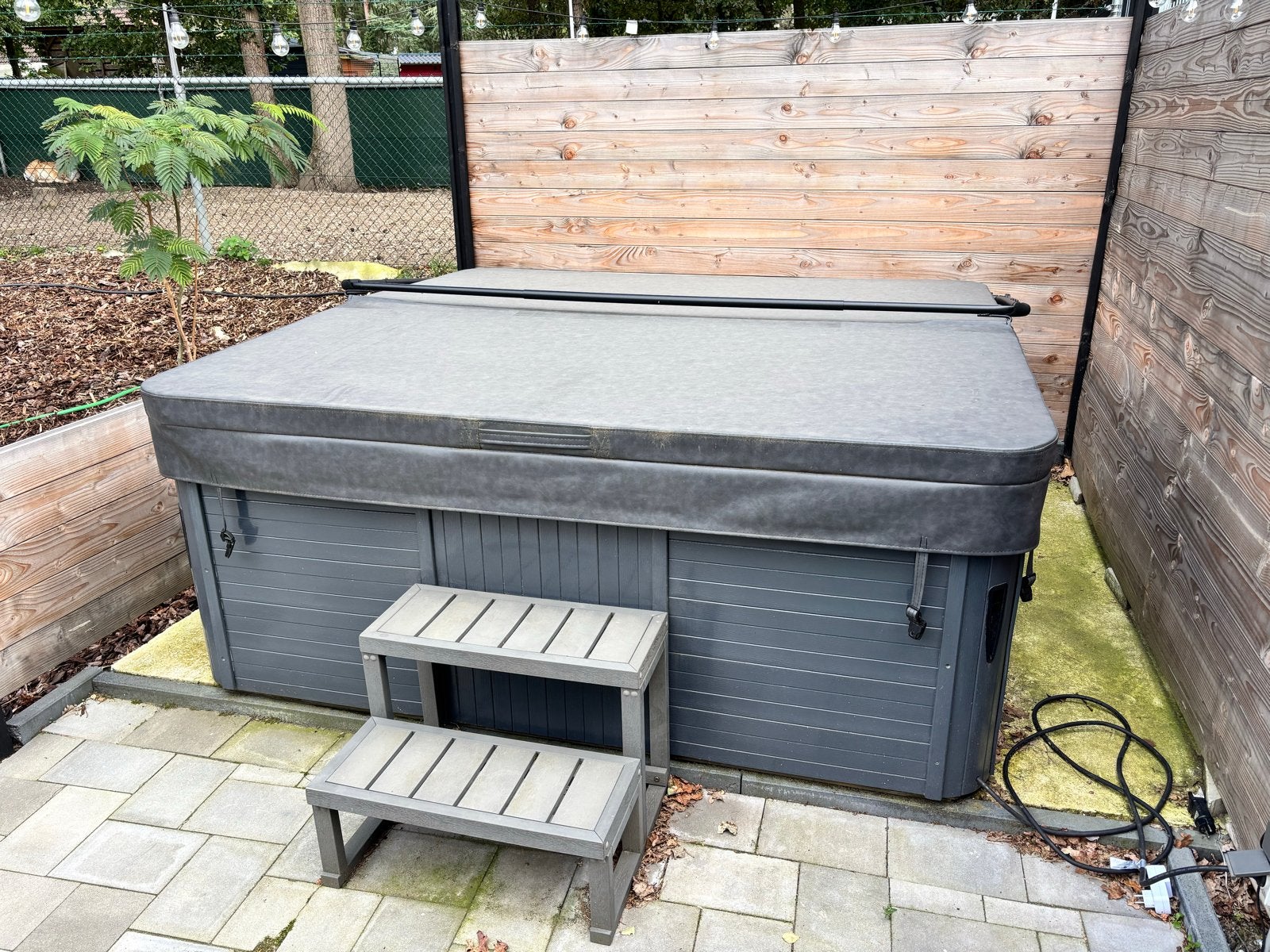 Luxe Jacuzzi met Balboa besturing en coverlift, Ophalen, Zo goed als nieuw, Afdekzeil, Vast