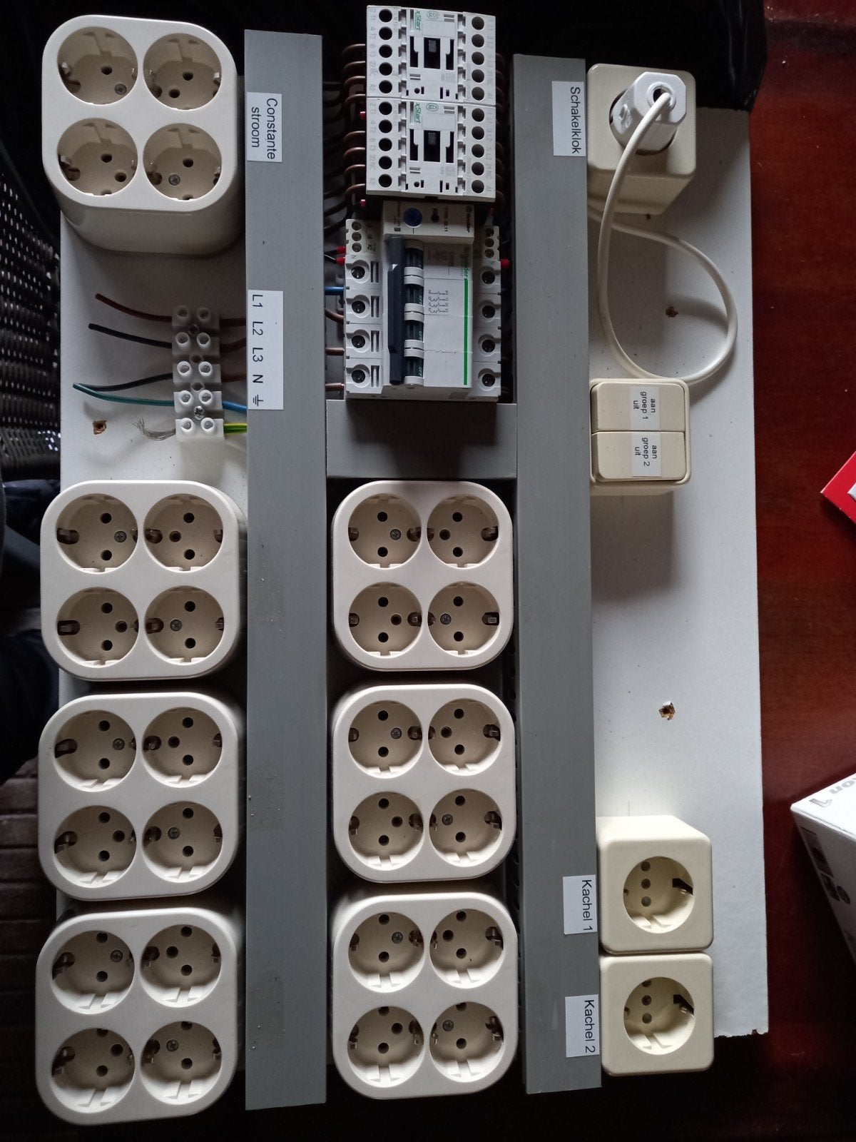 Complete schakelpaneel met stopcontacten en schakelklok, Ophalen, Gebruikt, Schneider Electric, Installatieautomaat