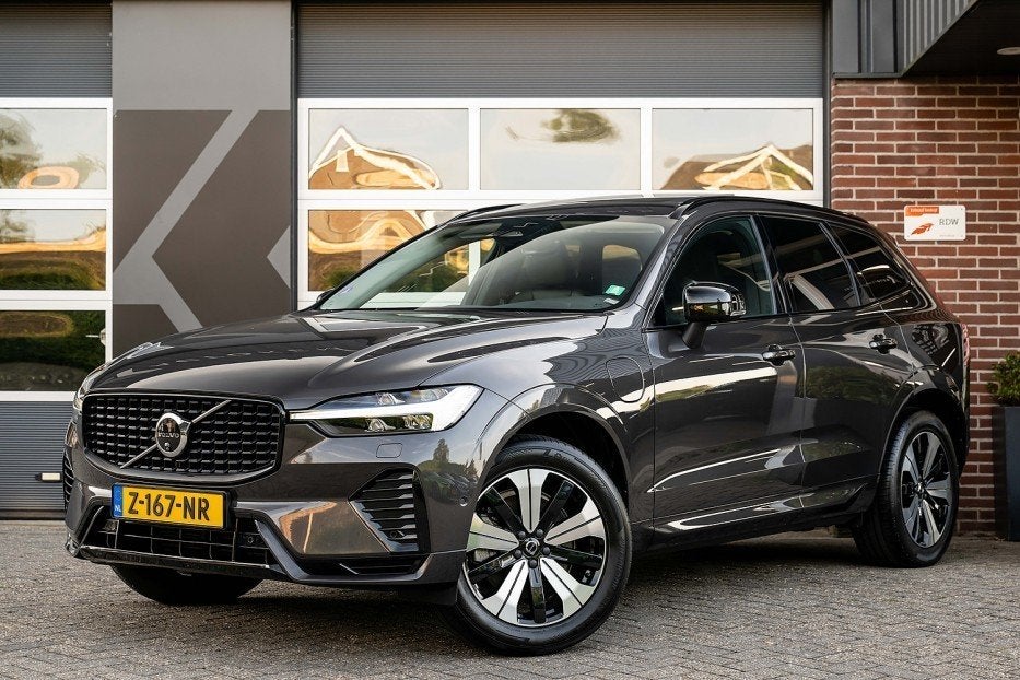 Volvo XC60 2.0 T6 Plug-in Hybrid AWD Plus Dark | Panorama |, Auto's, Volvo, Automaat, Gebruikt, Zwart, 4 cilinders