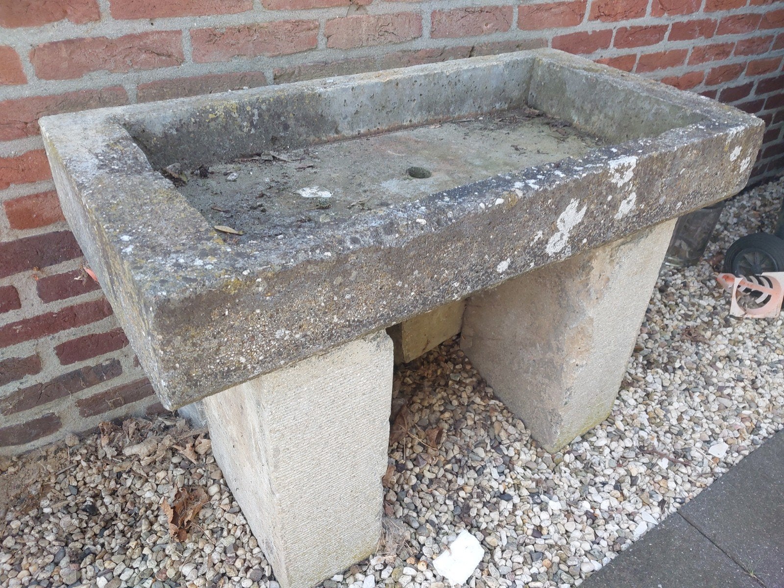 Gootsteen bak beton voor onder buitenkraan., Ophalen, Rond