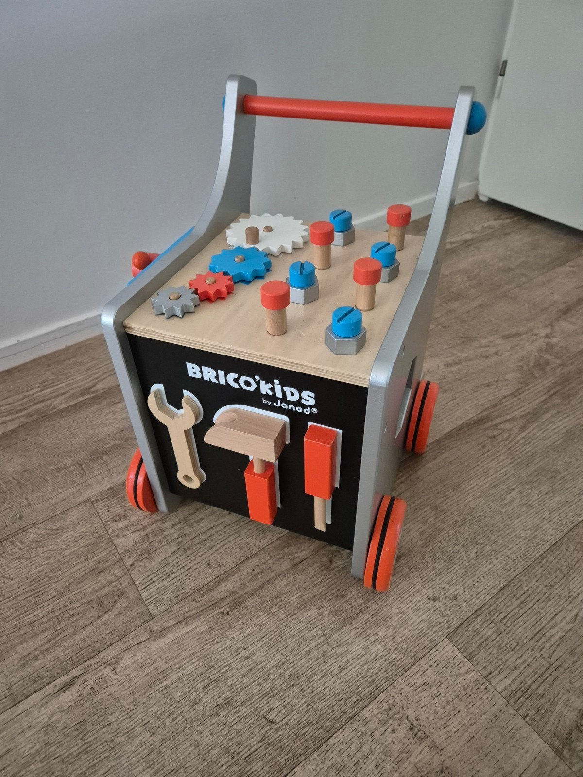 Janod Brico Kids loopkar, werkbank en extra gereedschap, Ophalen, Zo goed als nieuw, Duw- of Trekspeelgoed