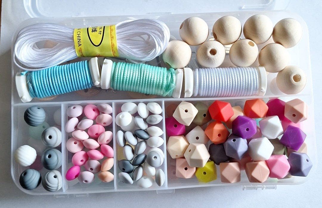 dubbele doos (2 foto) met spullen voor speenkoorden maken, Hobby en Vrije tijd, Kralen en Sieraden maken, Verzenden, Nieuw