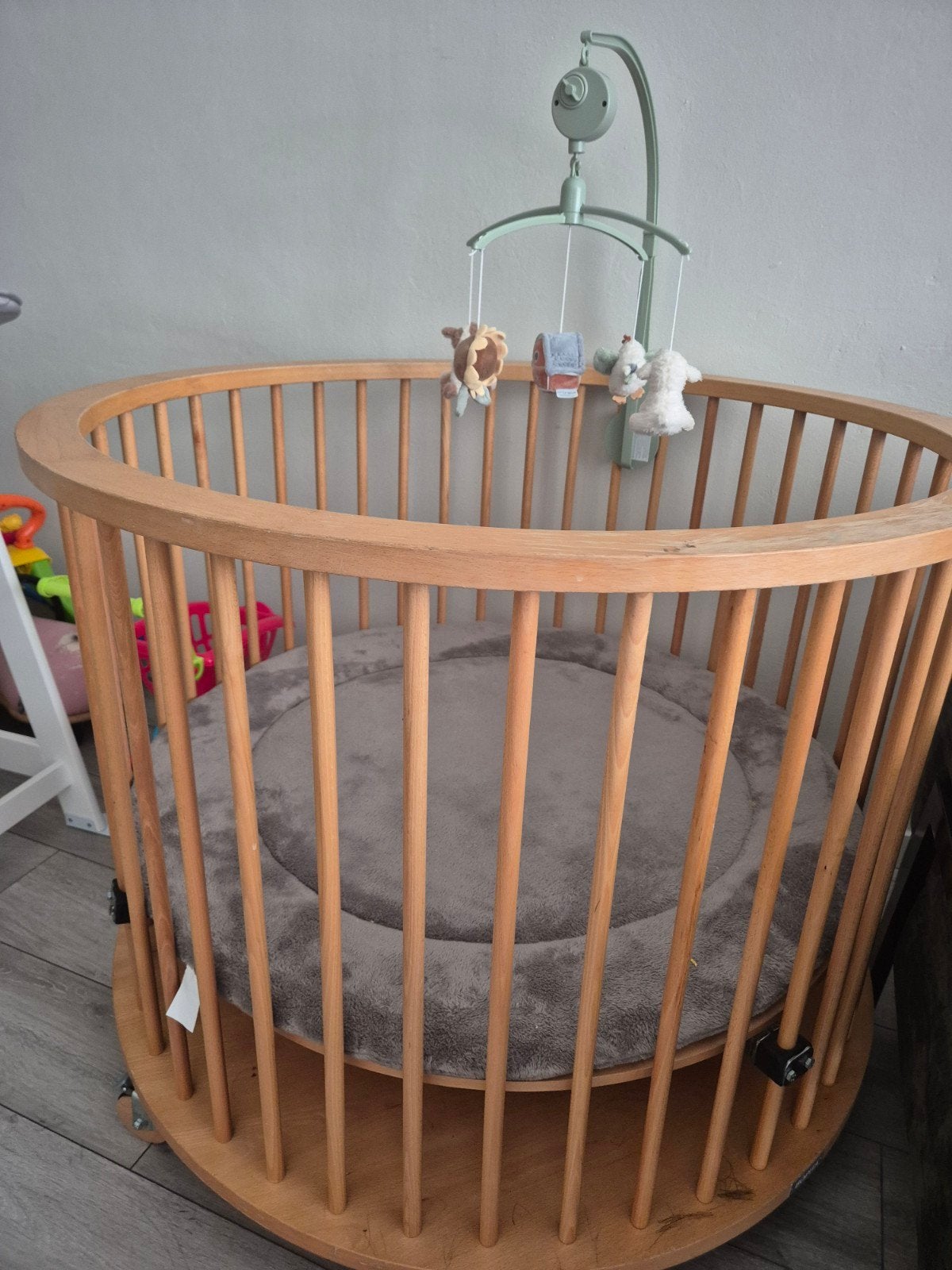Ronde houten babybox met wieltjes, Ophalen, Gebruikt, Rond, Wieltjes