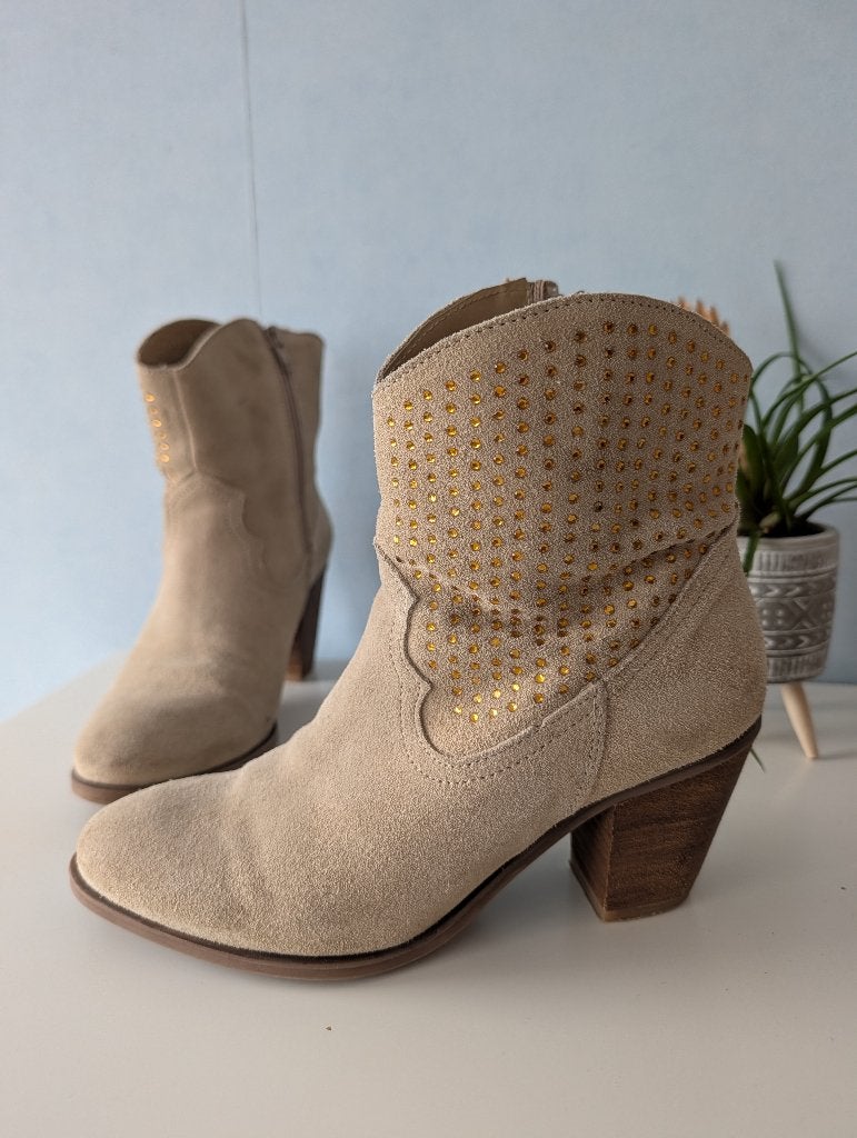 Kiss my feet beige enkellaarsjes met hak en stras -  maat 36, Beige, Lage of Enkellaarzen, Ophalen of Verzenden, Zo goed als nieuw