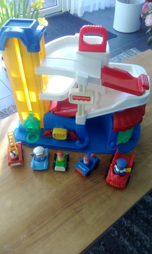 Fischer price garage met 5 auto, s en poppetjes, Ophalen, Gebruikt, Speelset