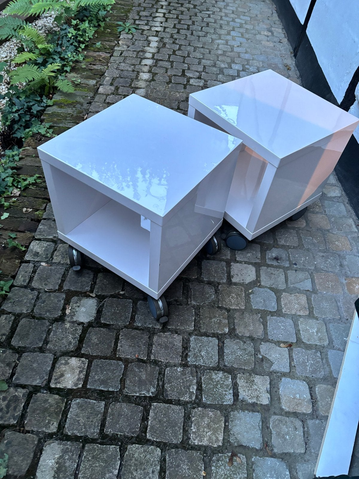 Set van 2 witte bijzettafels / nachtkastjes op wieltjes, Ophalen, Minder dan 45 cm, Vierkant, Zo goed als nieuw