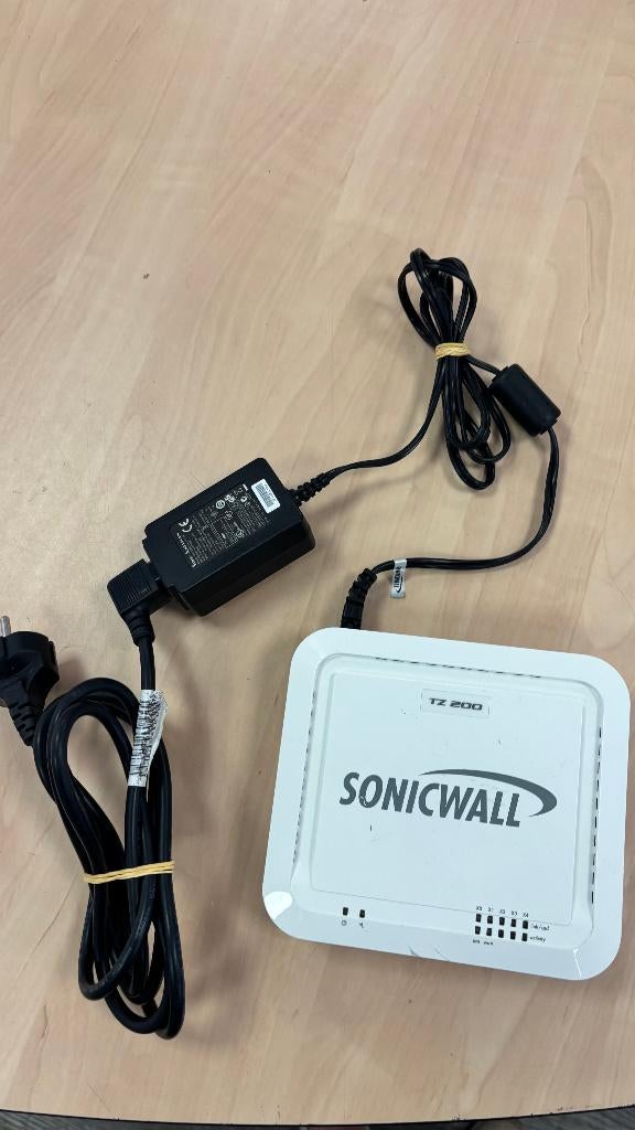 SonicWall TZ 200 Firewall Security VPN Appliance APL22-06F, Computers en Software, Routers en Modems, Gebruikt, Ophalen of Verzenden
