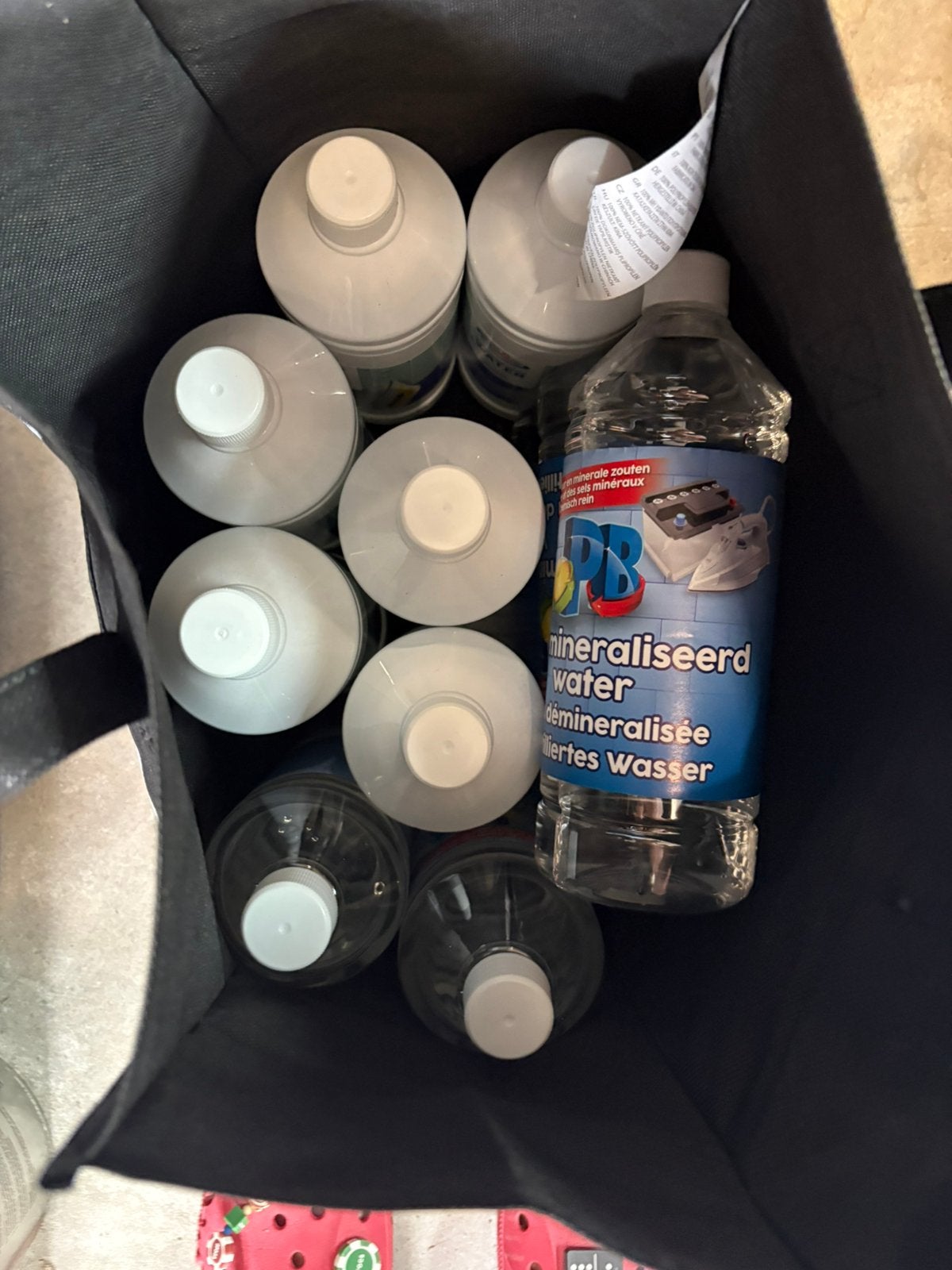 10 flessen gedeminiraliseerd water, Ophalen