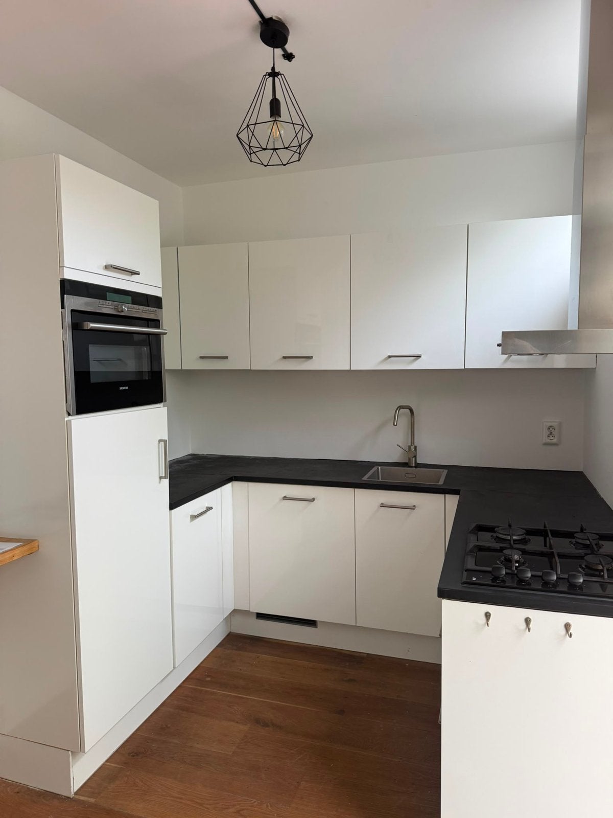 Nette hoogglans witte keuken met Siemens apparatuur, Ophalen, Gebruikt, Wit, Hoekkeuken