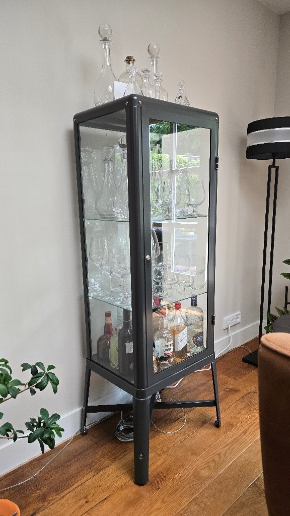 Vitrinekast Ikea Fabrikor Donkergrijs, Huis en Inrichting, Kasten | Vitrinekasten, Ophalen, 100 tot 150 cm, 50 tot 100 cm, Zo goed als nieuw
