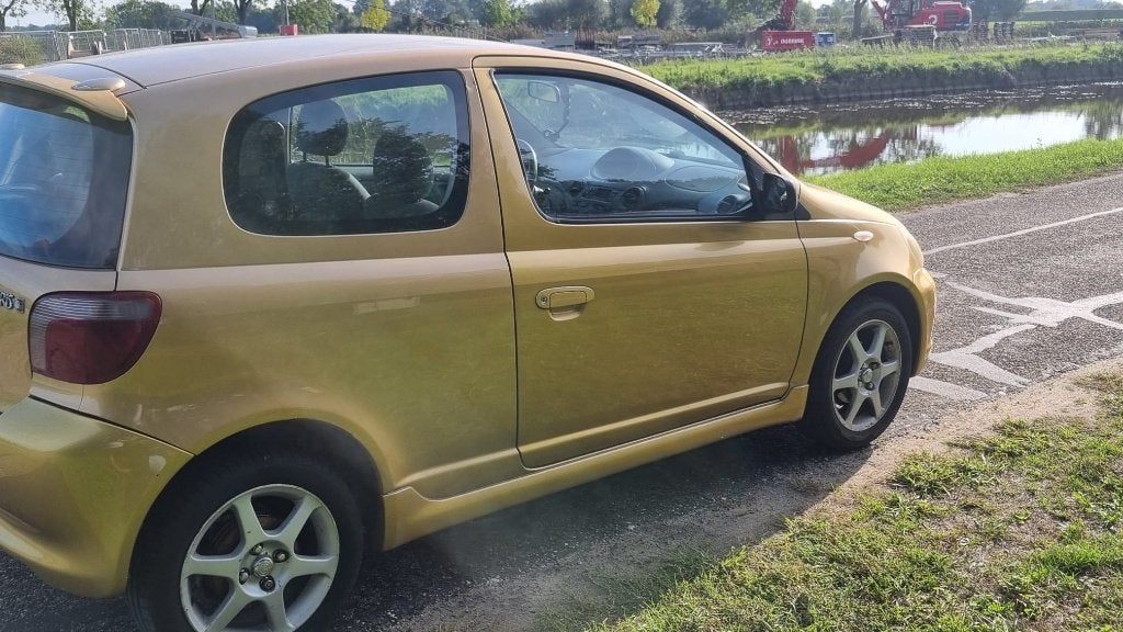 Toyota Yaris 1.3 16V 3DR Linea SOL AUT 2000 Geel, Auto's, 1299 cc, 4 cilinders, 400 kg, Elektrische ramen