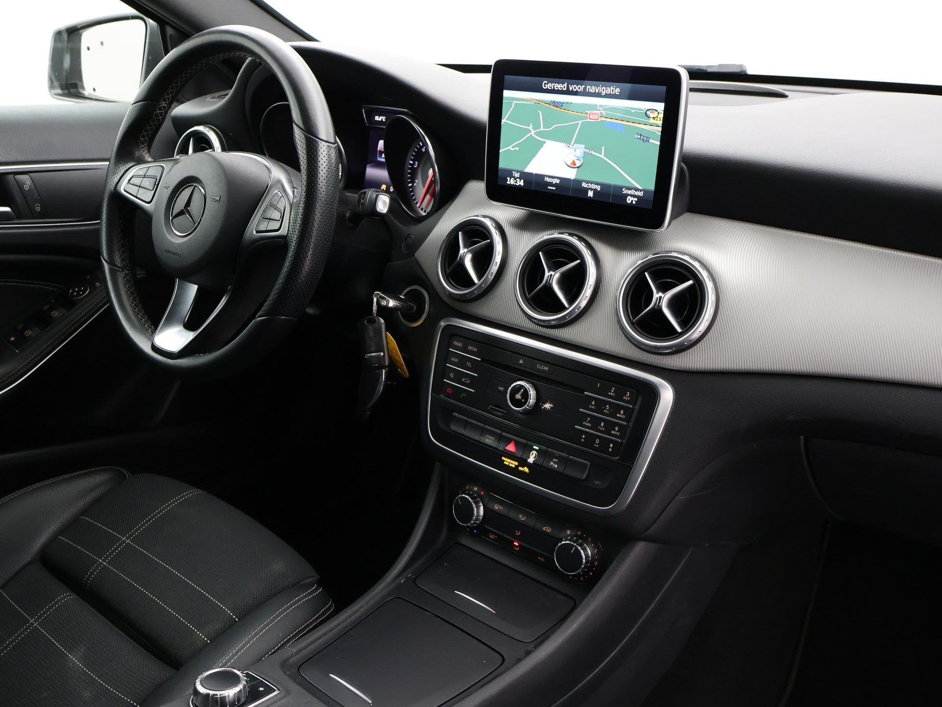 Mercedes-Benz GLA-klasse 180 AUT. AMBITION URBAN + BI-XENON, Gebruikt, 4 cilinders, 715 kg, Leder en Stof
