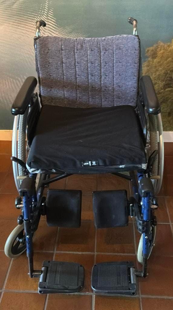 Nette gebruikte bredere roelstoel, Diversen, Rolstoelen, Ophalen of Verzenden, Inklapbaar, Gebruikt, Handbewogen rolstoel
