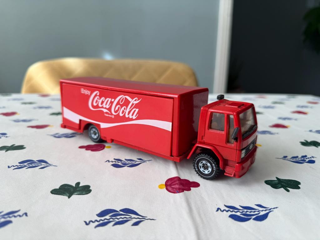 Siku 2918 Volvo Coca Cola truck met 12 bakjes - zgan, Ophalen of Verzenden, Zo goed als nieuw, Bus of Vrachtwagen