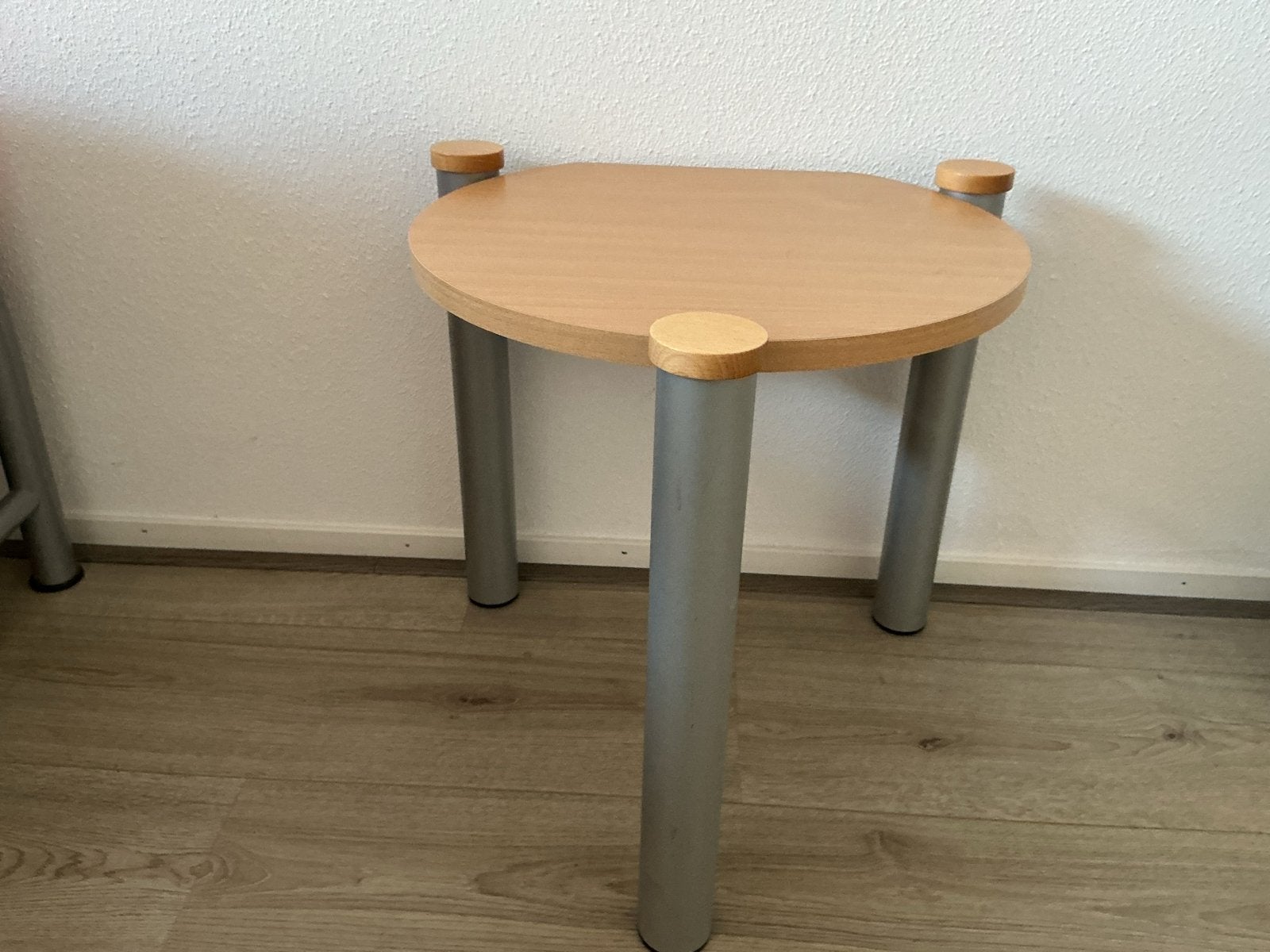 2 Bijzettafeltjes met metalen poten en houten blad, Ophalen, Minder dan 45 cm, Minder dan 55 cm, Gebruikt
