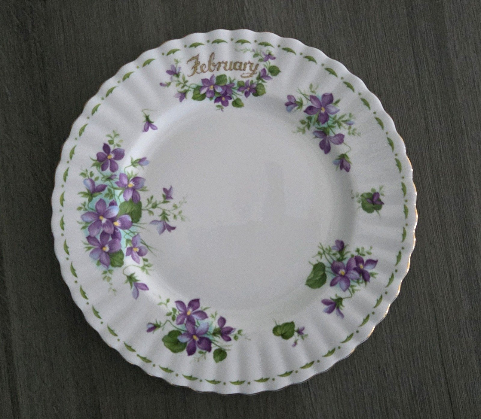 Royal Albert bord February, Verzamelen, Porselein, Kristal en Bestek, Ophalen of Verzenden, Zo goed als nieuw, Porselein, Bord of Schaal