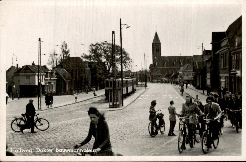 Halfweg - Dokter Bauwmannplein - Tram en fietsers, Ophalen of Verzenden, 1940 tot 1960, Gelopen, Noord-Holland