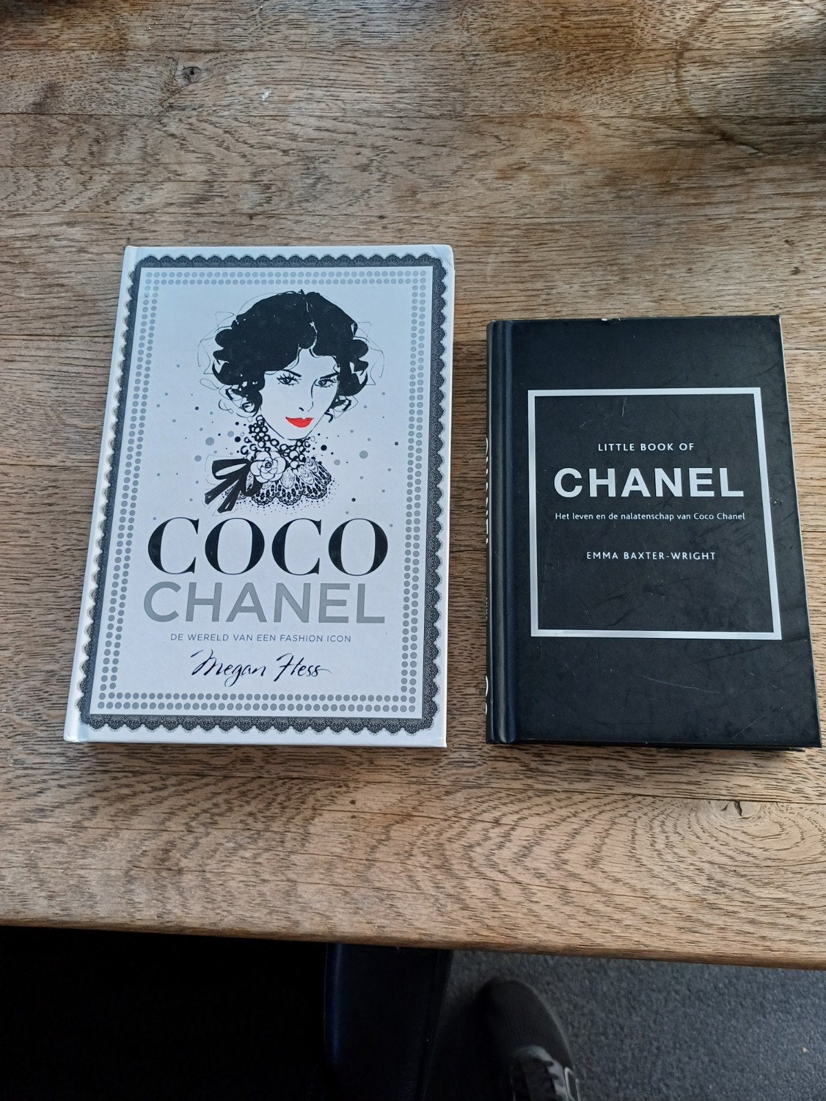2 BOEKEN   COCO.CHANEL    BOEK  ENCHANEL ZIE FOTOS, Boeken, Ophalen, Zo goed als nieuw, Mode algemeen