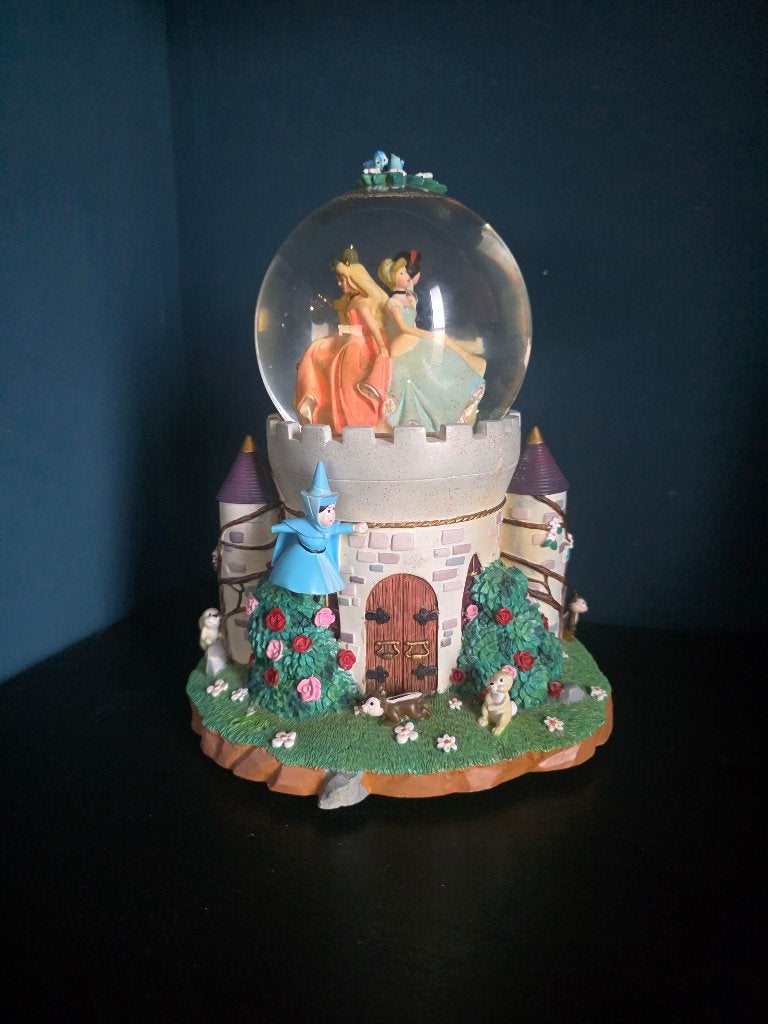 Disney 4 Princesses kasteel snowglobe muziekdoos, Verzamelen, Ophalen of Verzenden, Overige figuren, Gebruikt, Beeldje of Figuurtje