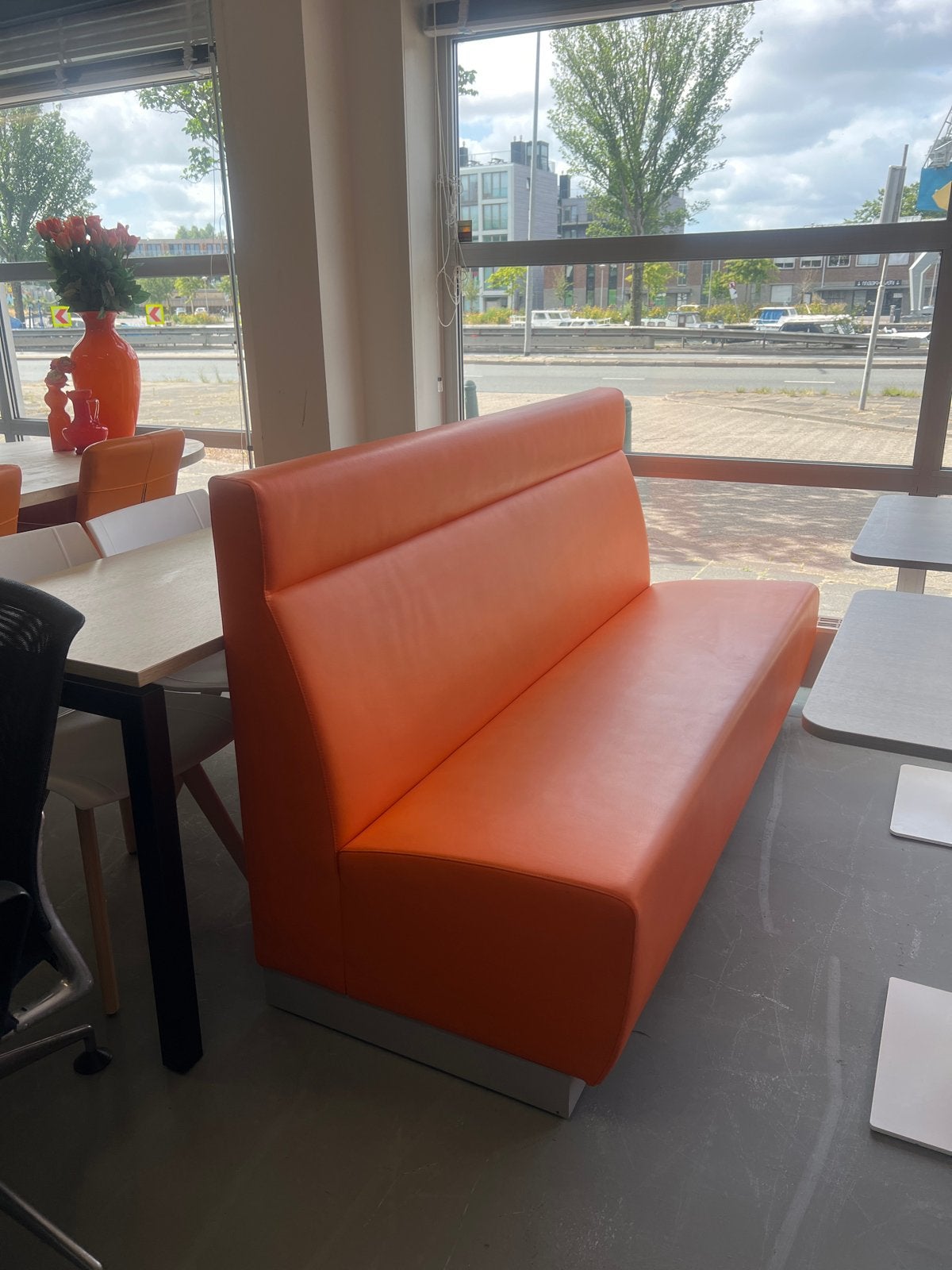2 x Comfortabele oranje horecabankjes, Ophalen, Gebruikt, Kunststof