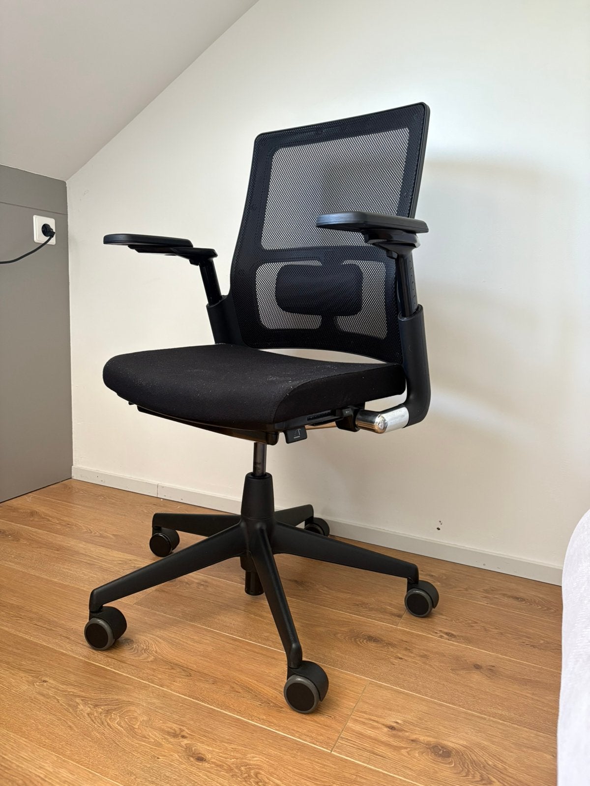 Ahrend ergonomische bureaustoel, Ophalen, Ergonomisch, Zo goed als nieuw, Zwart