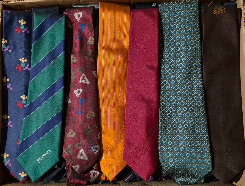 Verzameling bedrijfslogo stropdassen 200+ stuks B16 doos, Kleding | Heren, Stropdassen, Ophalen of Verzenden, Zo goed als nieuw
