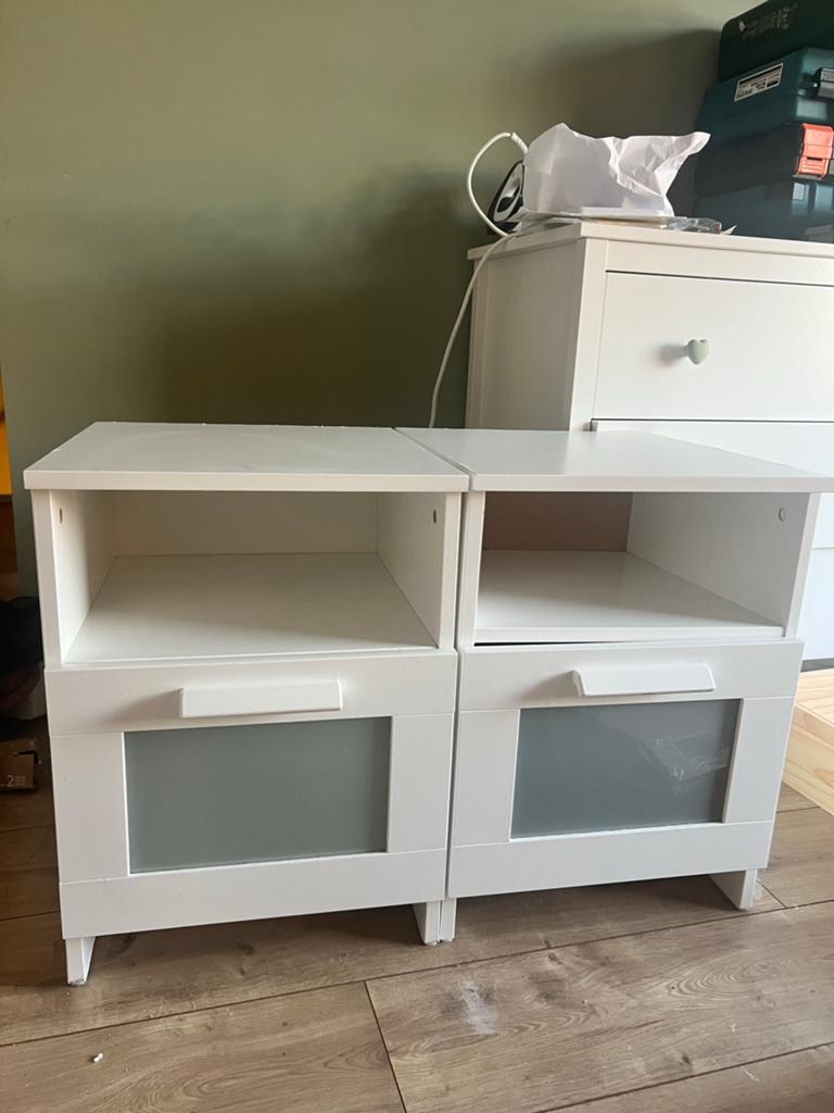2x IKEA BRIMNES nachtkastjes wit, Huis en Inrichting, Slaapkamer | Nachtkastjes, Ophalen, Gebruikt, Minder dan 45 cm, 55 tot 70 cm