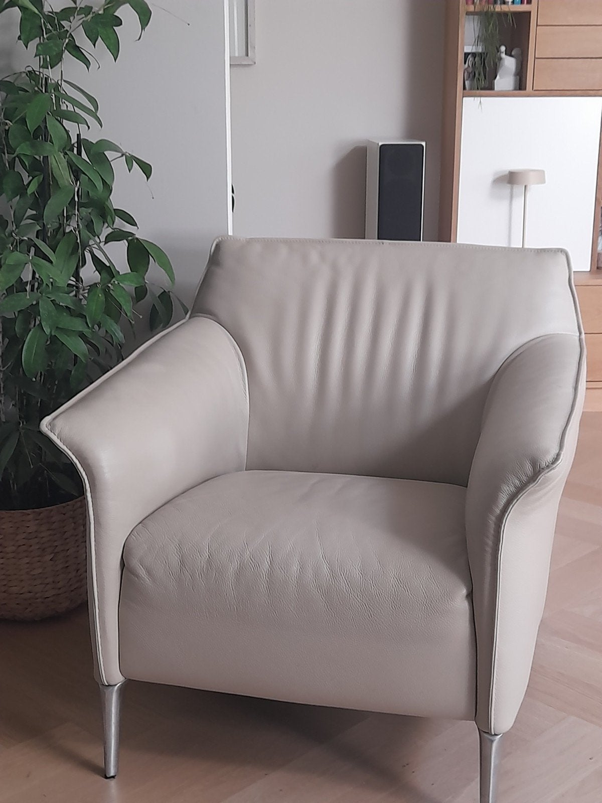 Leolux fauteuil Mayon in senso leer (creme), Huis en Inrichting, Fauteuils, Gebruikt, Leer, 50 tot 75 cm, Minder dan 75 cm, Ophalen