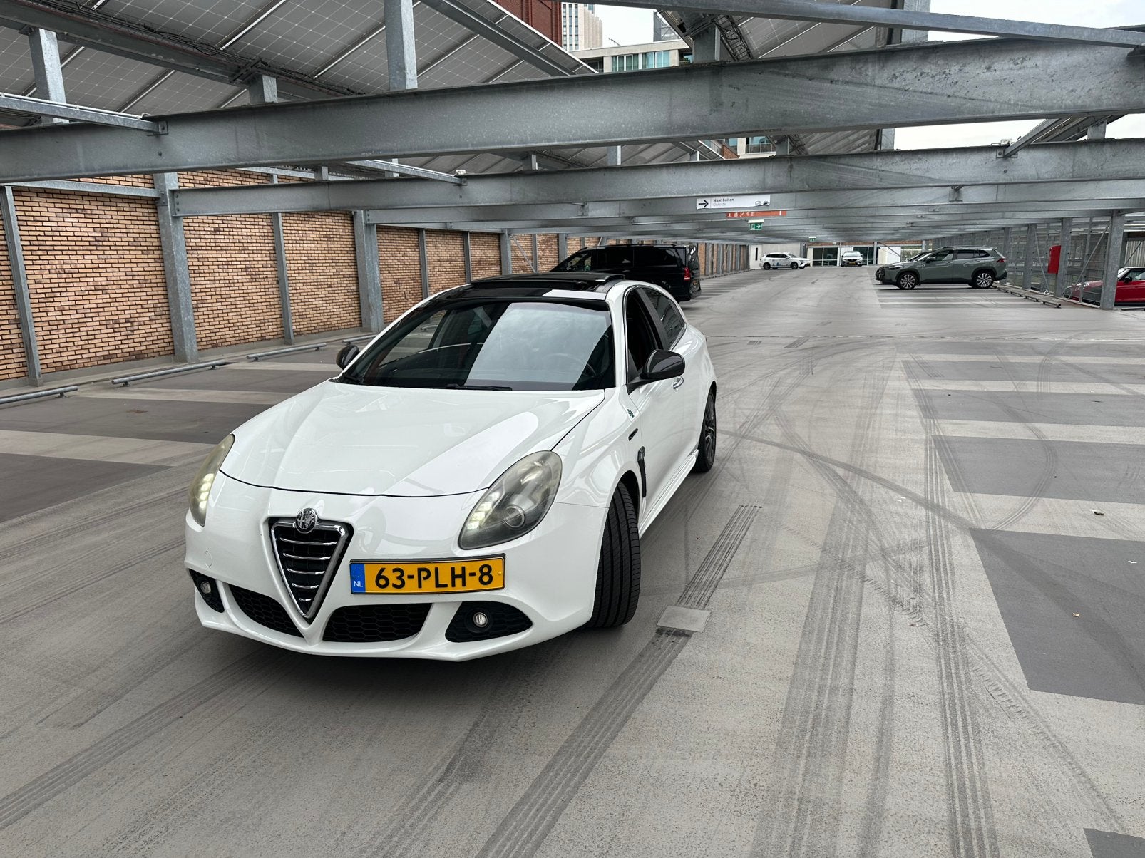 Alfa Romeo Giulietta 1.750 TBI 2011 Wit/ met Schade!!, 4 cilinders, Leder en Stof, Wit, Origineel Nederlands
