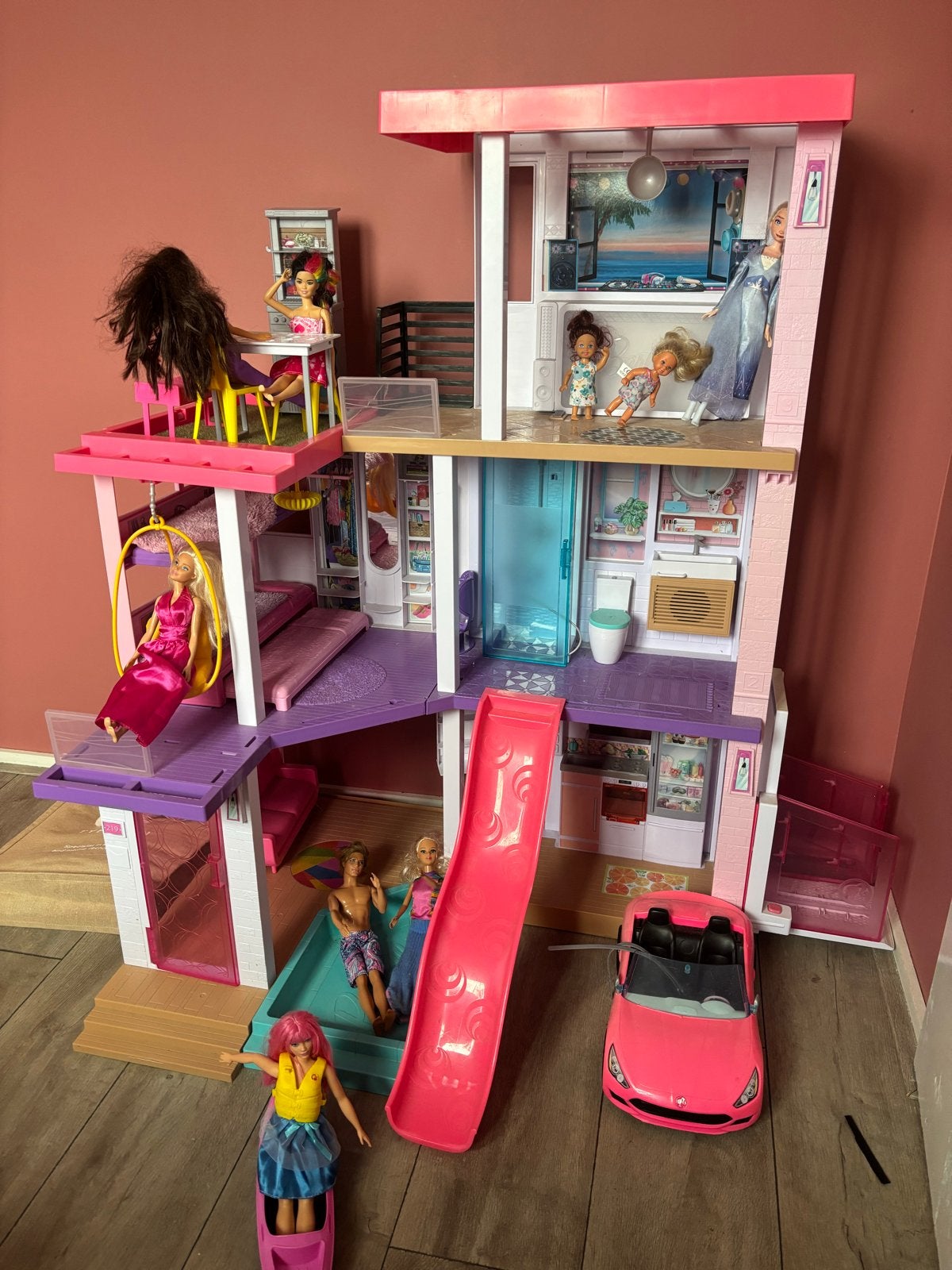 Groot Barbiehuis met accessoires en auto, Ophalen, Gebruikt, Poppenhuis