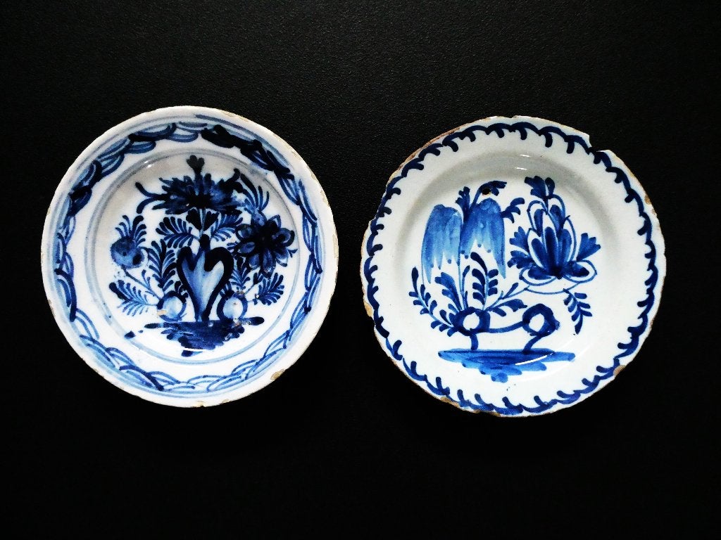 18e Eeuws 2 Delfts blauw handbeschilderde Faience borden, Ophalen of Verzenden