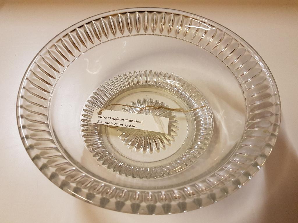 Fruitschaal geperst glas hoogte 8 cm en doorsnede 23,5 cm, Ophalen of Verzenden