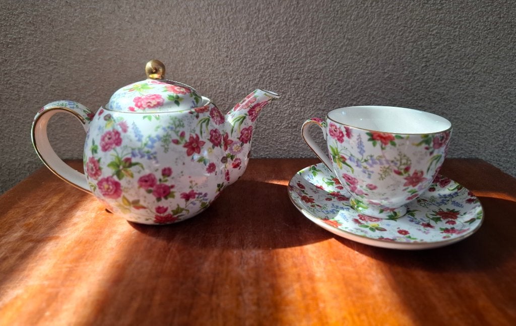 Tea for one set met los kopje en chintz (bloemen) patroon, Huis en Inrichting, Keuken | Servies, Ophalen of Verzenden, Zo goed als nieuw