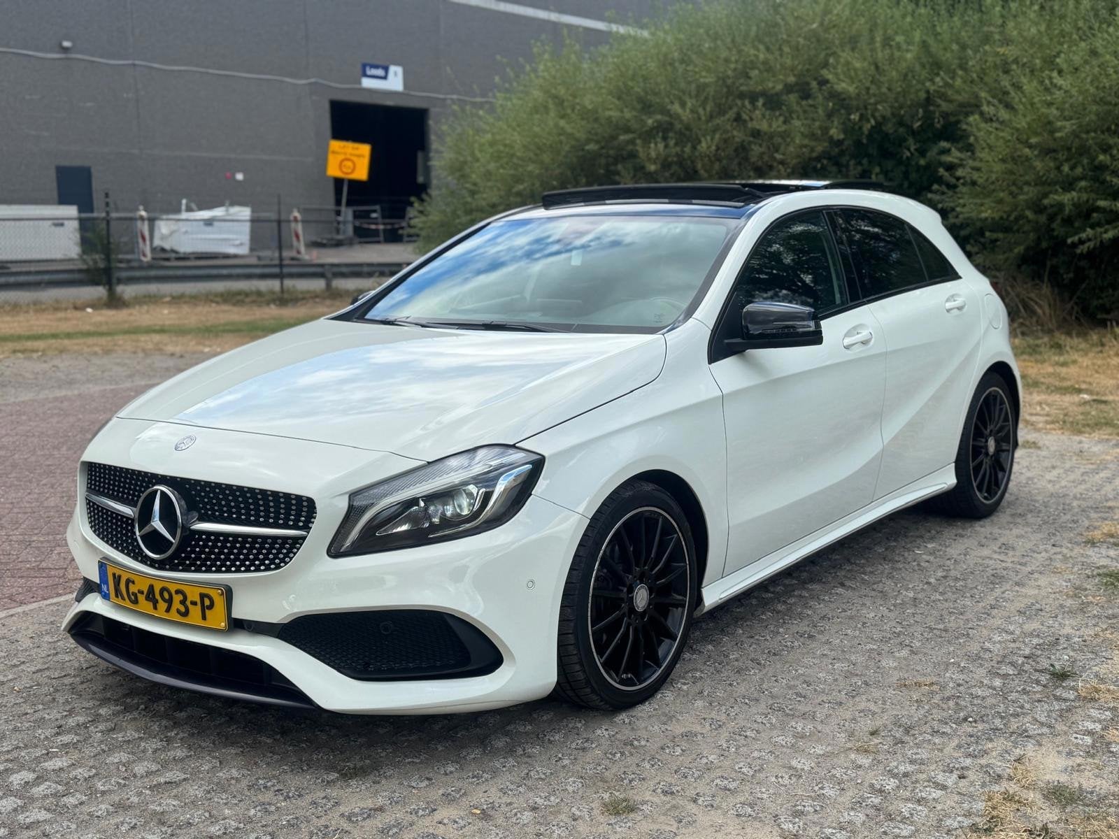 Mercedes-Benz A-klasse 180 AMG Night Edition Plus / PANO, Auto's, Gebruikt, 4 cilinders, 19 km/l, Onderhoudsboekje