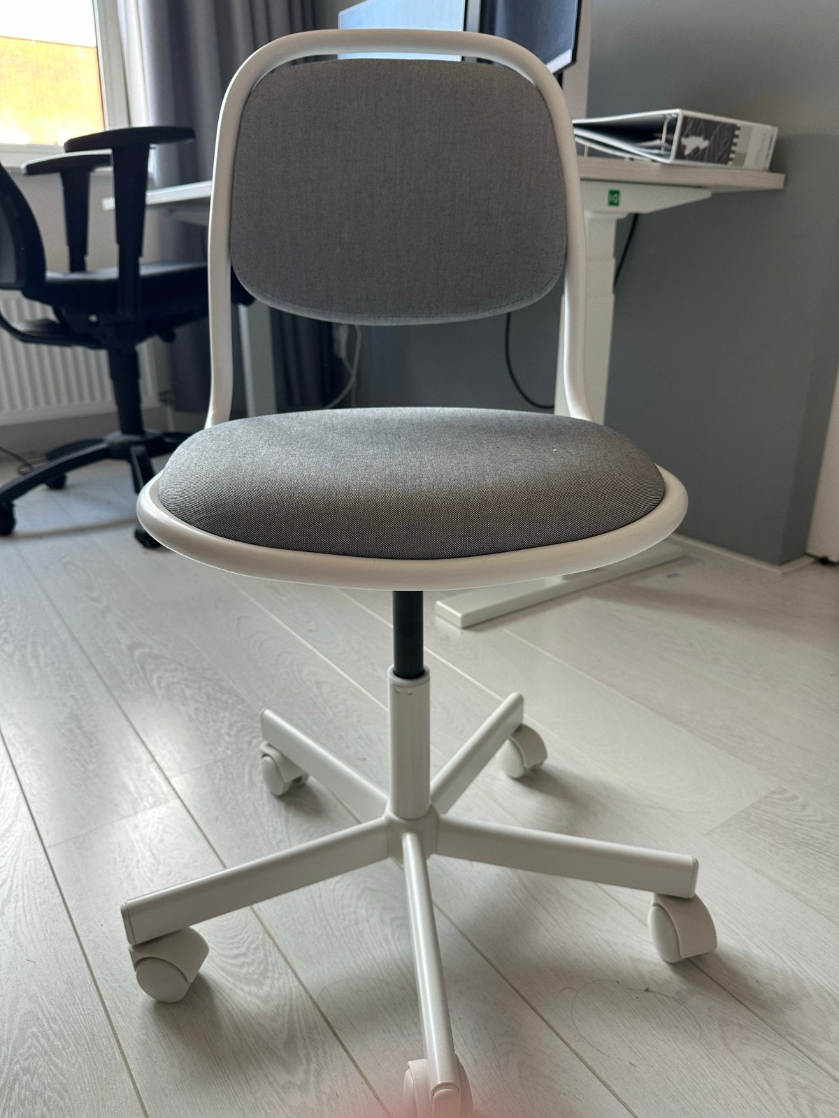 IKEA kinderbureaustoel wit/grijs - Gebruikt, Ophalen of Verzenden, Gebruikt, Grijs, Bureaustoel