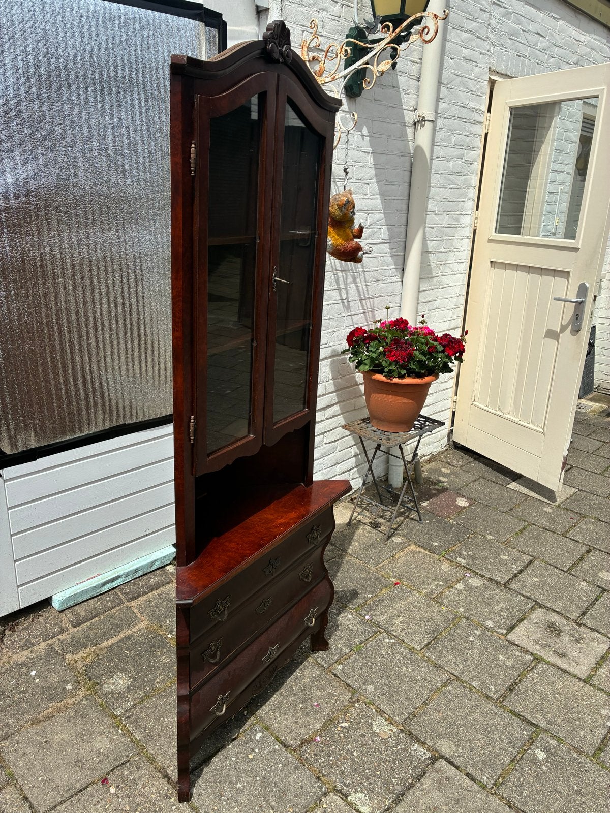 hoekkast met lades en vitrine, Ophalen
