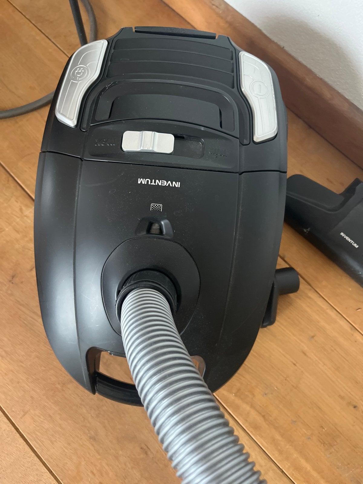 Inventum Stofzuiger - Krachtig en Betrouwbaar, Witgoed en Apparatuur, Inclusief accessoires, Gebruikt, Sledestofzuiger, Minder dan 1200 watt