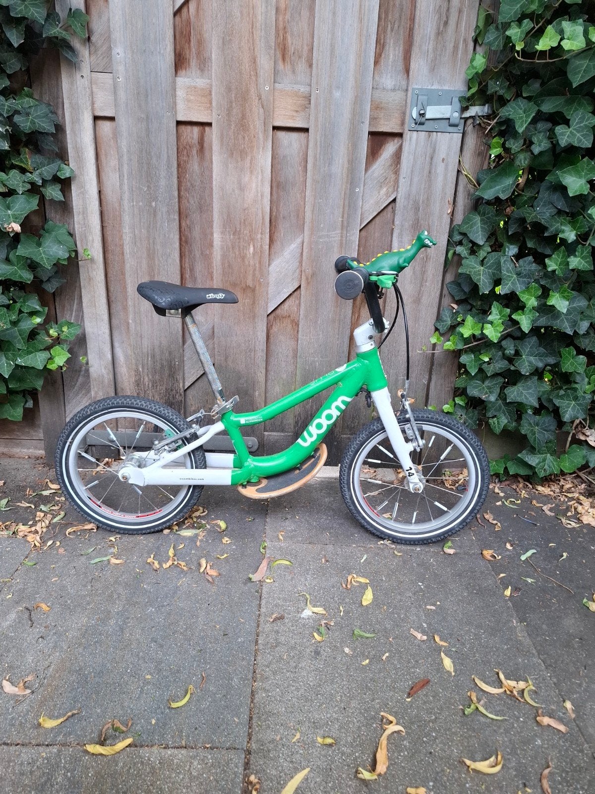 Woom 1plus loopfiets 14 inch met surfboard en dino hoorn, Fietsen en Brommers, Fietsen | Kinderfietsjes, Ophalen, Gebruikt, Velgrem