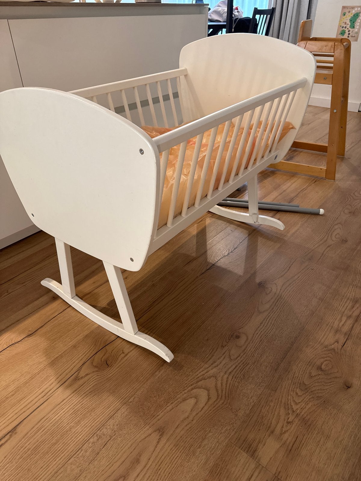 Wit babybedje / wiegje met schommelfunctie en stang met doek, Ophalen, Wit, 190 cm of minder, Hout