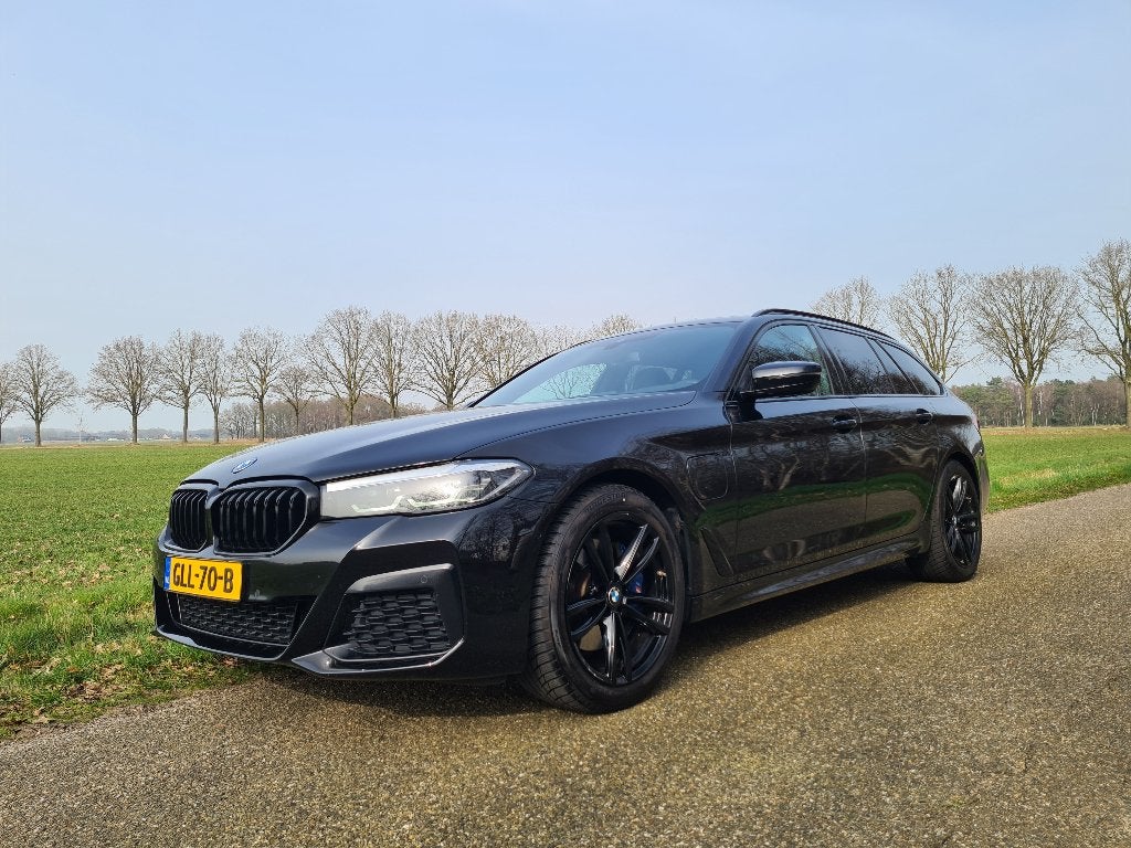BMW 5-Serie 520e Aut Pano Trekhaak 2022 Zwart M sport, Auto's, BMW, Automaat, 1998 cc, Achterwielaandrijving, 4 cilinders