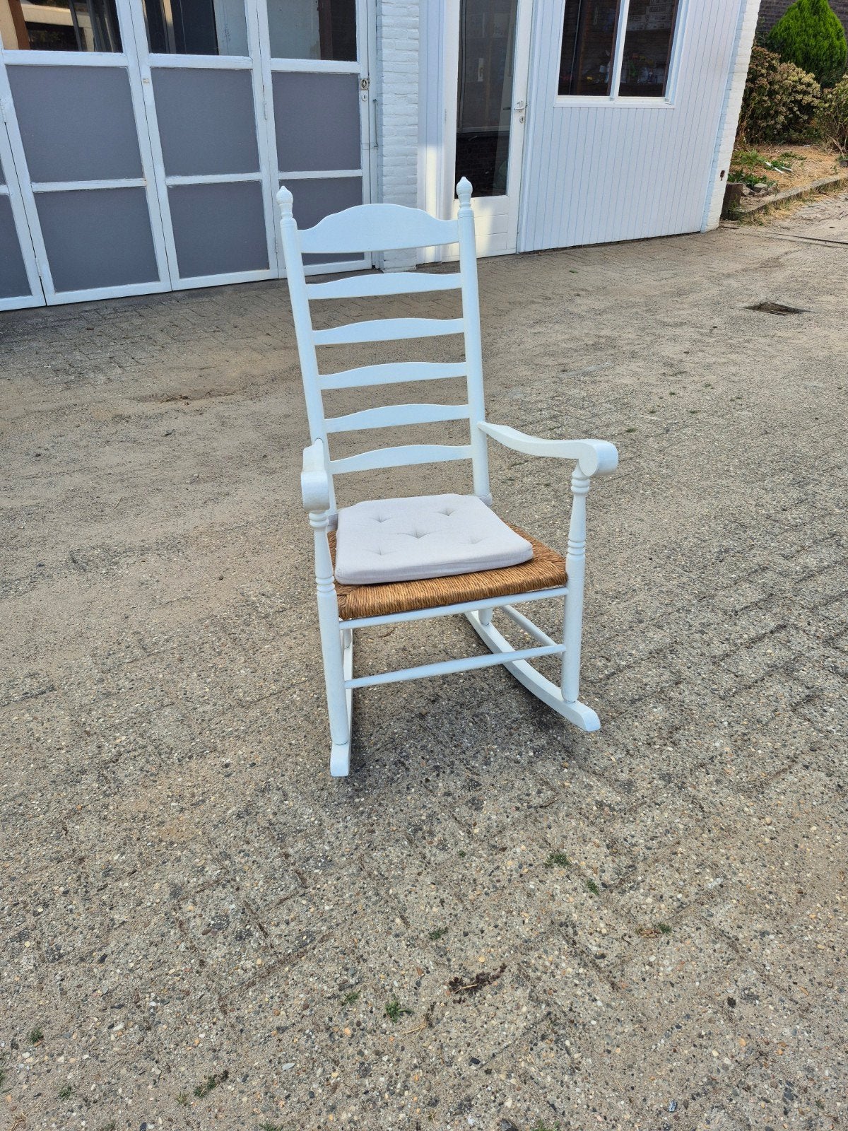Witte schommelstoel met rieten zitting en kussen, Gebruikt, Eén, Klassiek, Wit