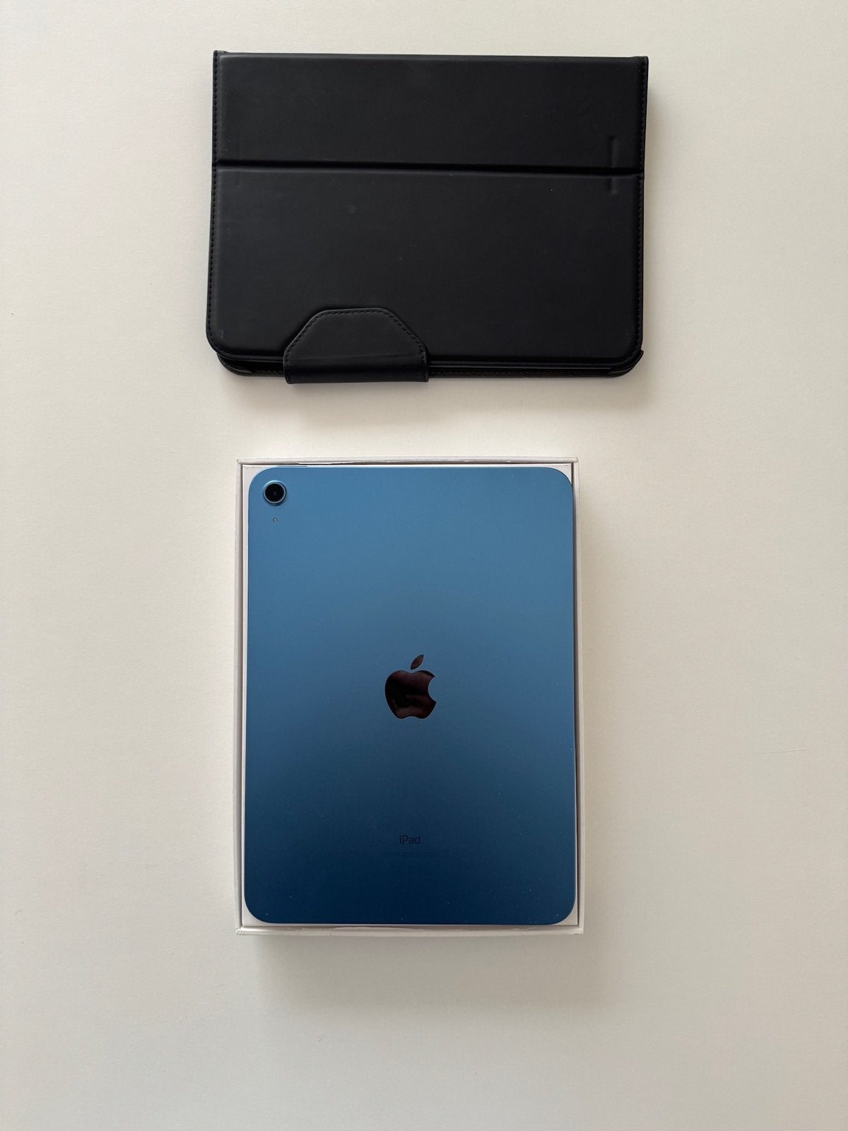 Apple iPad (10e generatie) Wi-Fi 64GB Blauw met hoes, Computers en Software, Apple iPads, 10 inch, Ophalen of Verzenden, Zo goed als nieuw