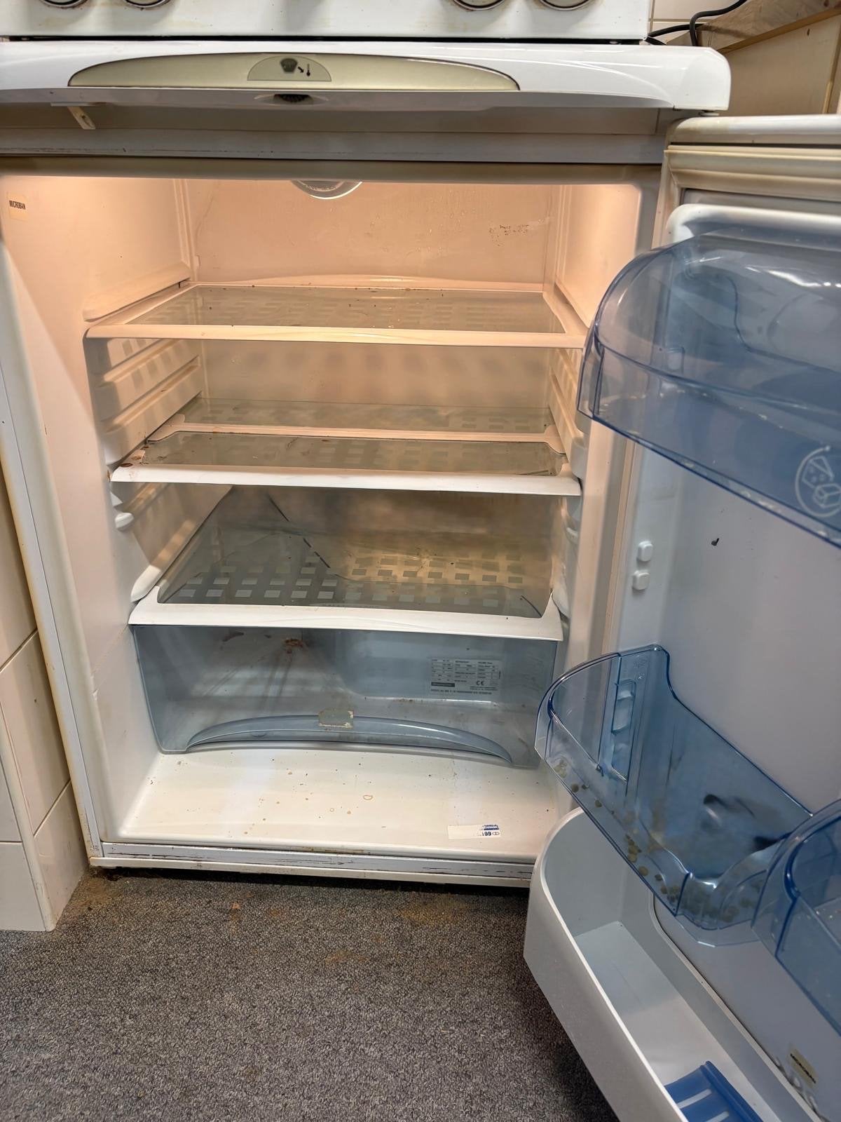 Ariston Koelkast - Compact en Functioneel, Ophalen, Minder dan 75 liter, Energieklasse A of zuiniger, Zonder vriesvak