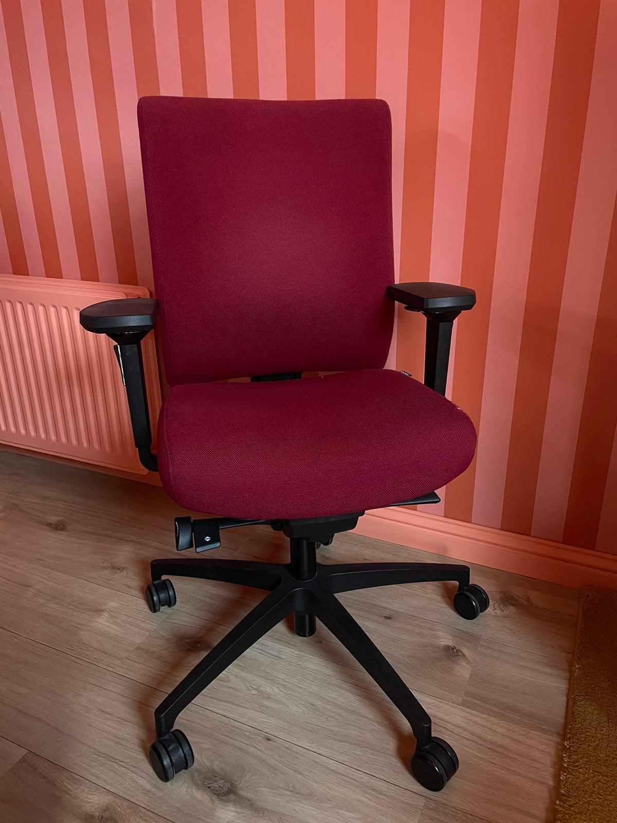 Bureaustoel rood met zwart, Ophalen, Zo goed als nieuw, Bureaustoel, Rood